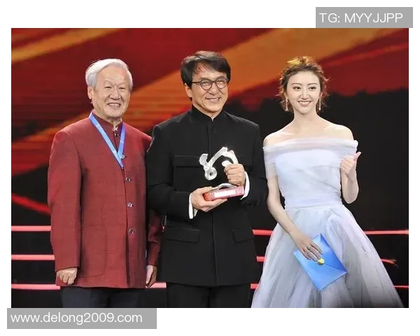 泰国国王与足球明星亲密合影展现友谊与体育精神的完美结合